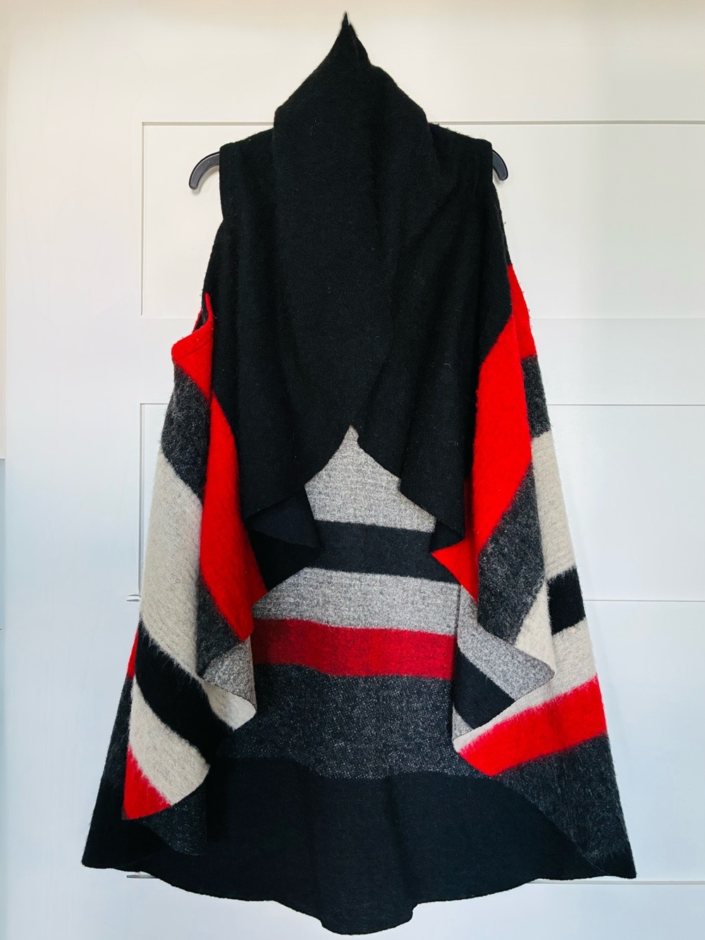 Alice + Olivia M-L Black, Red & Gray Striped Open-Front Sweater Poncho